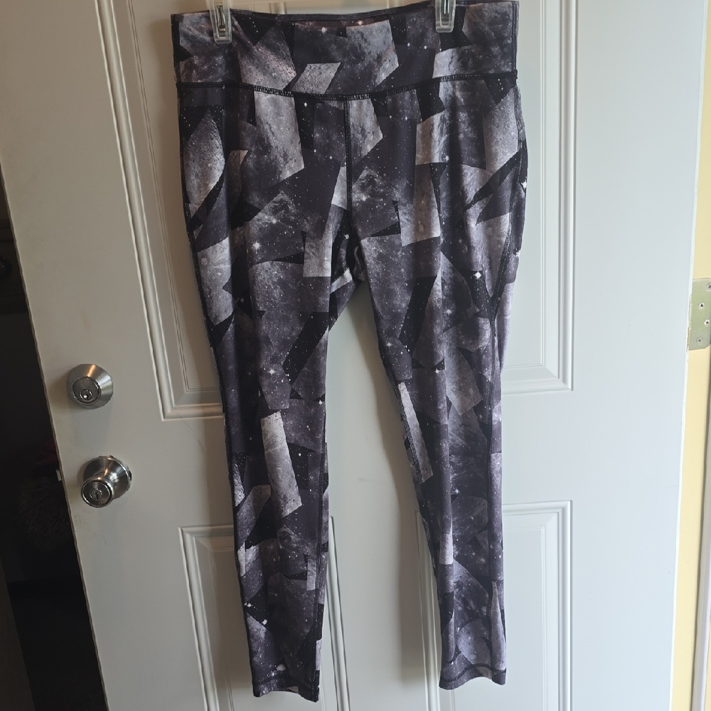 Abstract Black and Gray Leggings EUC